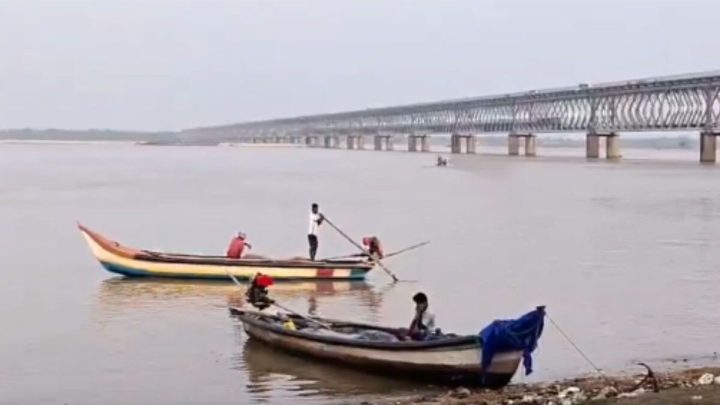 Andhra family of four jumps into Godavari River; leaves behind suicide note