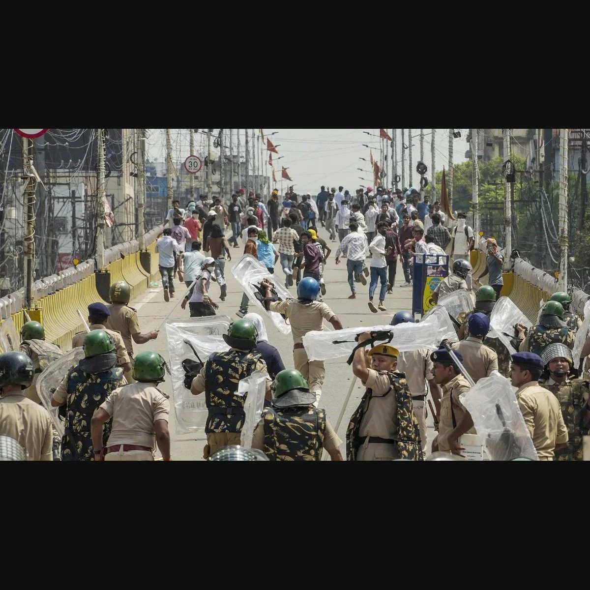 Bihar Bandh: Police lathi-charge student protesters in Patna; 17 detained for violent demonstrations
