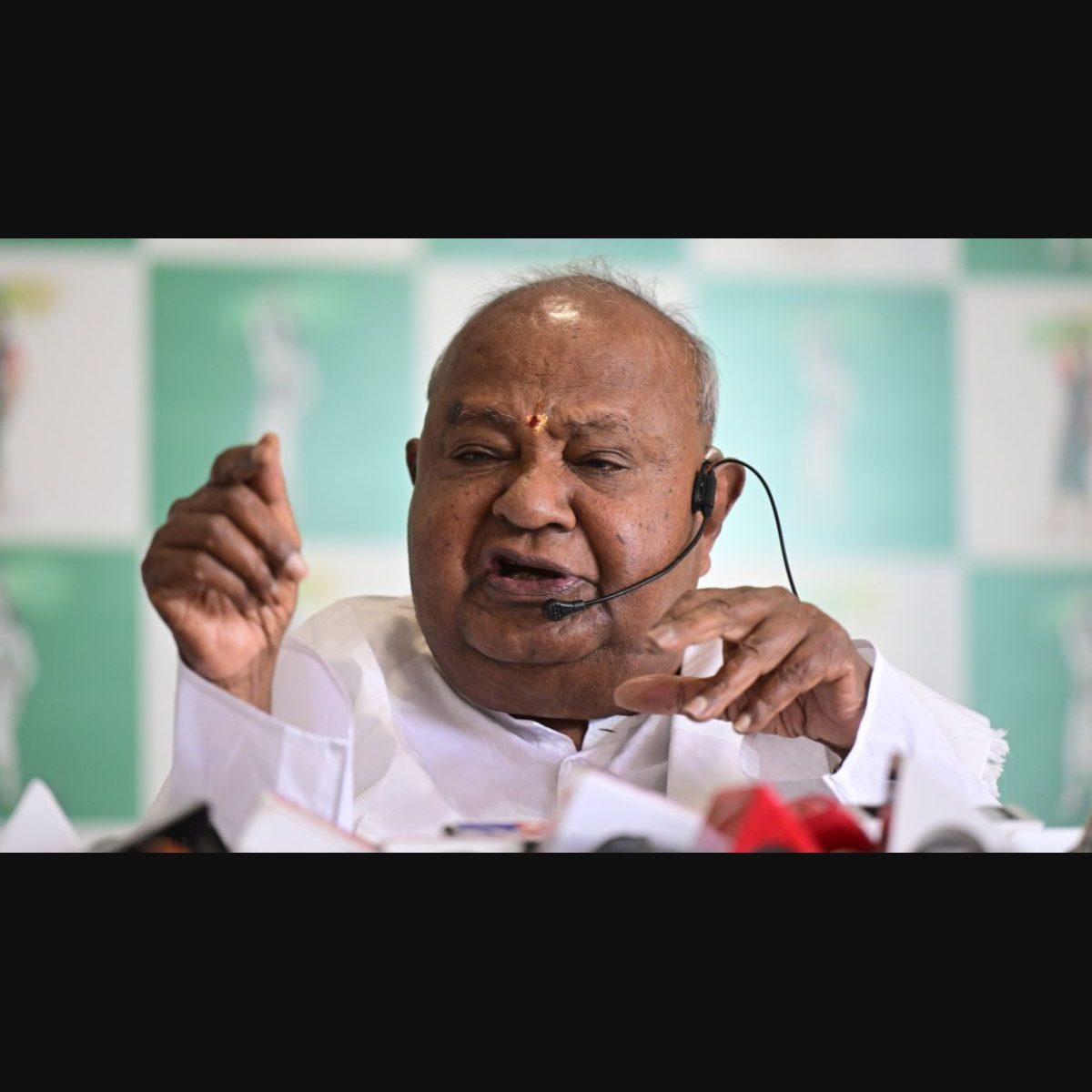 Deve Gowda urges DK Shivakumar to scrap Bidadi township project, slams CM for not replying to letter