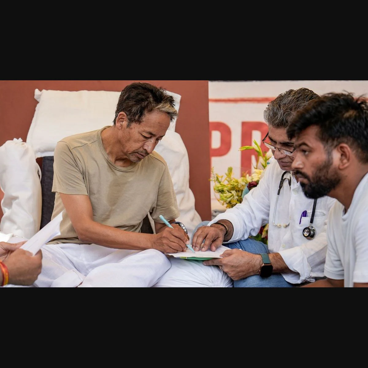 Sonam Wangchuk loses nearly 9 kg after 18 days of hunger strike; but BJP, Congress largely ignore him