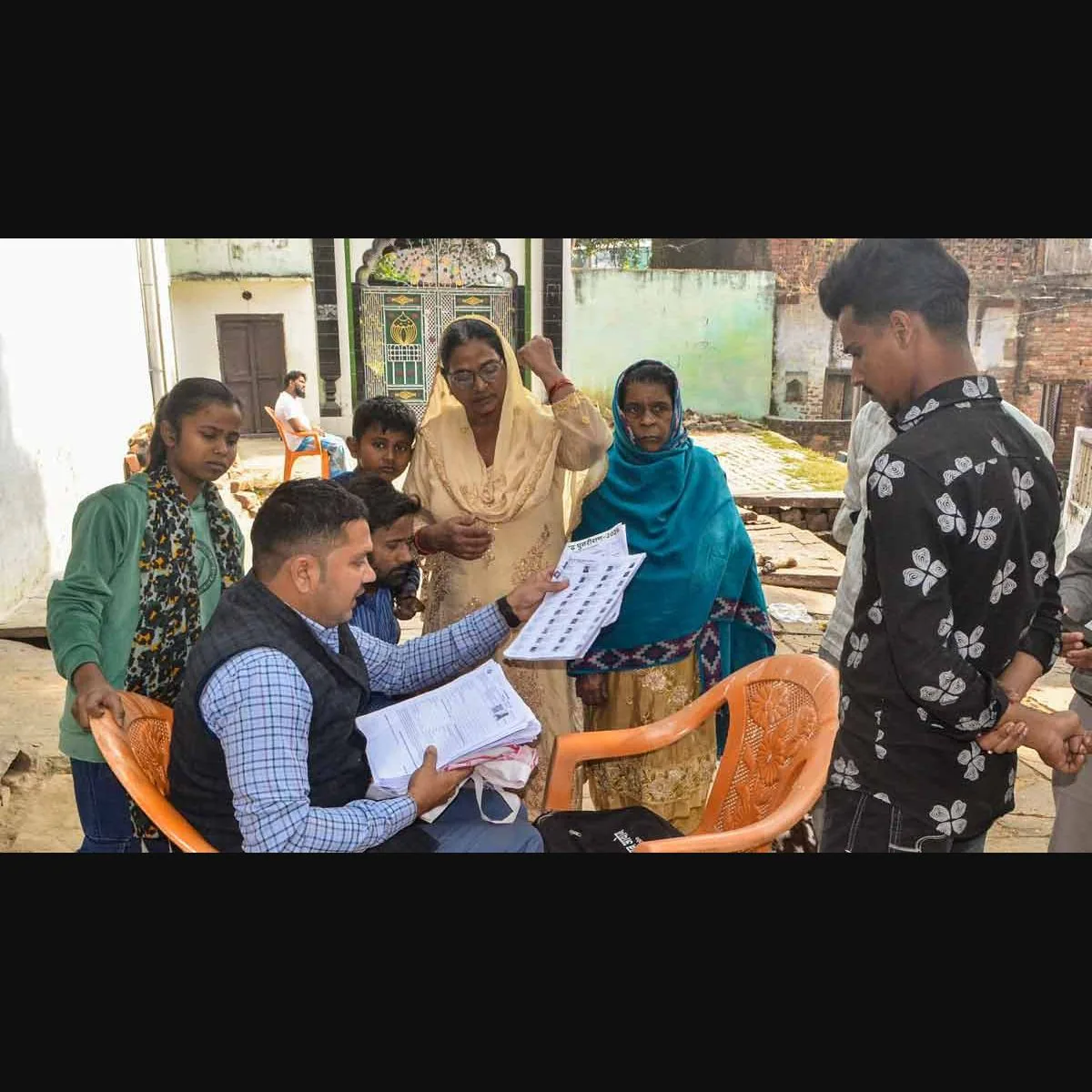 Karnataka SIR form distribution nears deadline, but 1 crore voters flagged ASDDO